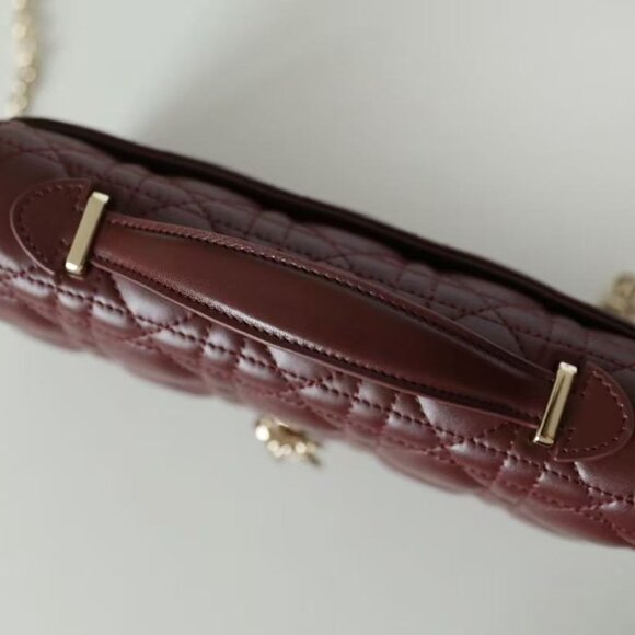 Classic DIOR Bag: A Stylish and Versatile Choice for Elegance - Picture 5 of 11